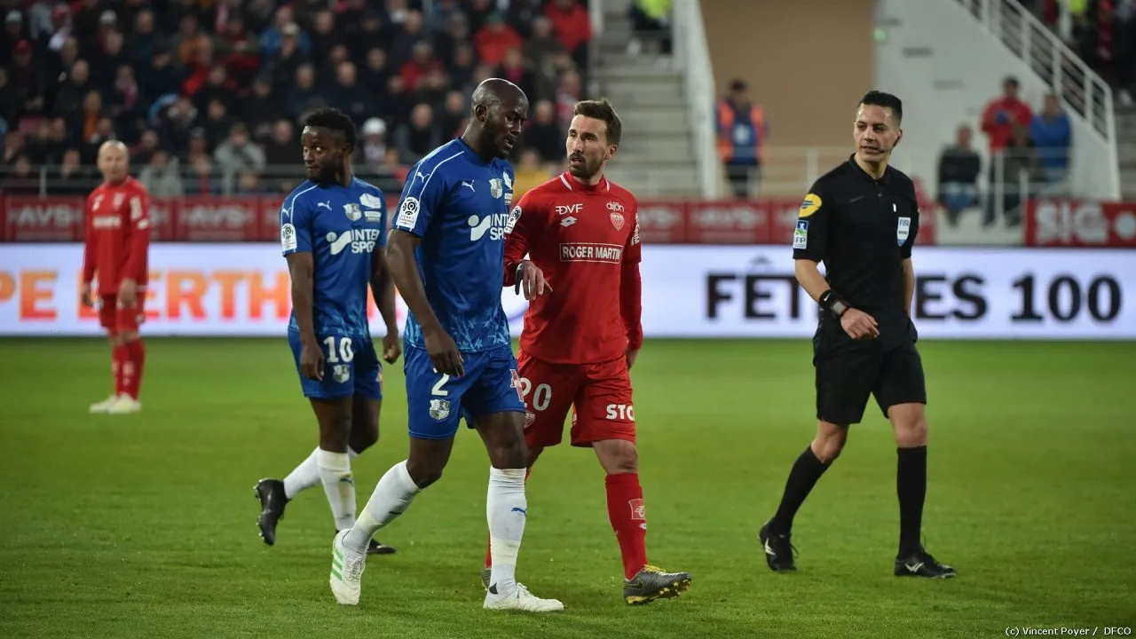 O racismo n&atilde;o para na Europa e, desta vez, interrompeu Dijon x Amiens