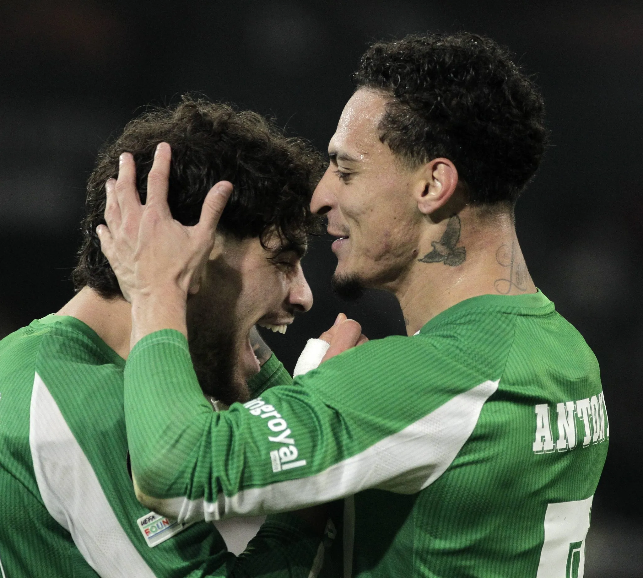 Ezzalzouli e Antony comemoram gol do Betis 