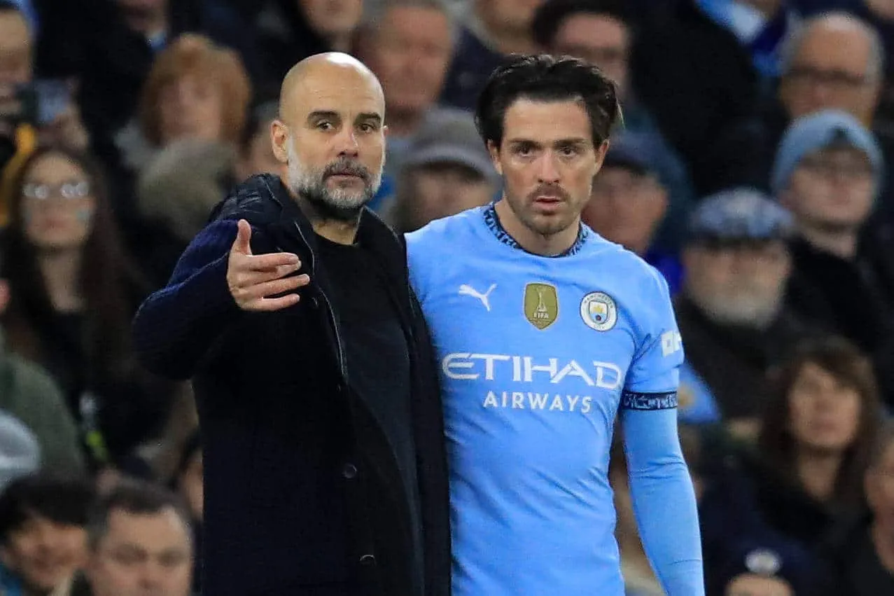Grealish e Guardiola durante jogo do City