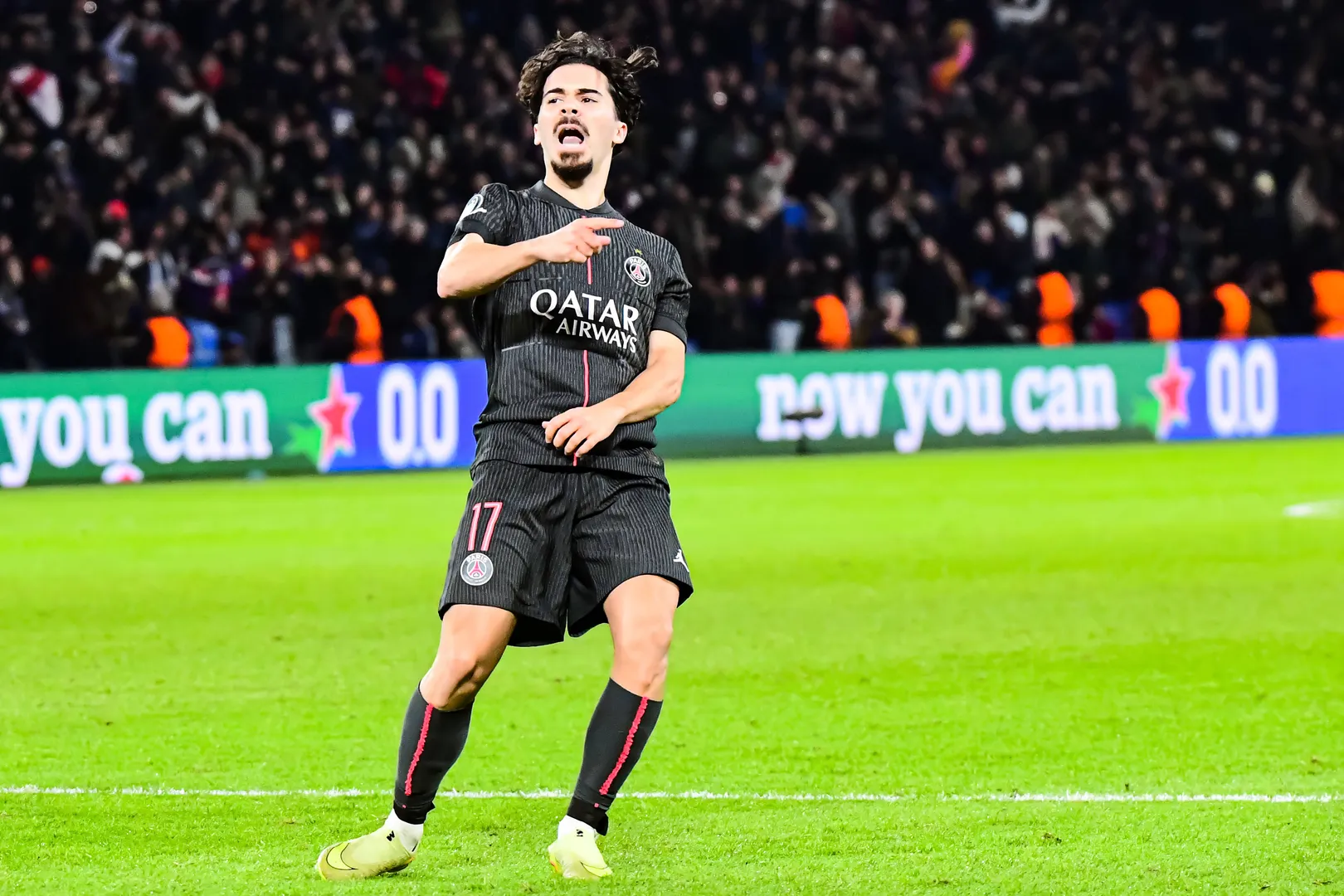 Vitinha, meia do PSG, comemora gol contra o Tottenham (Foto: Imago)