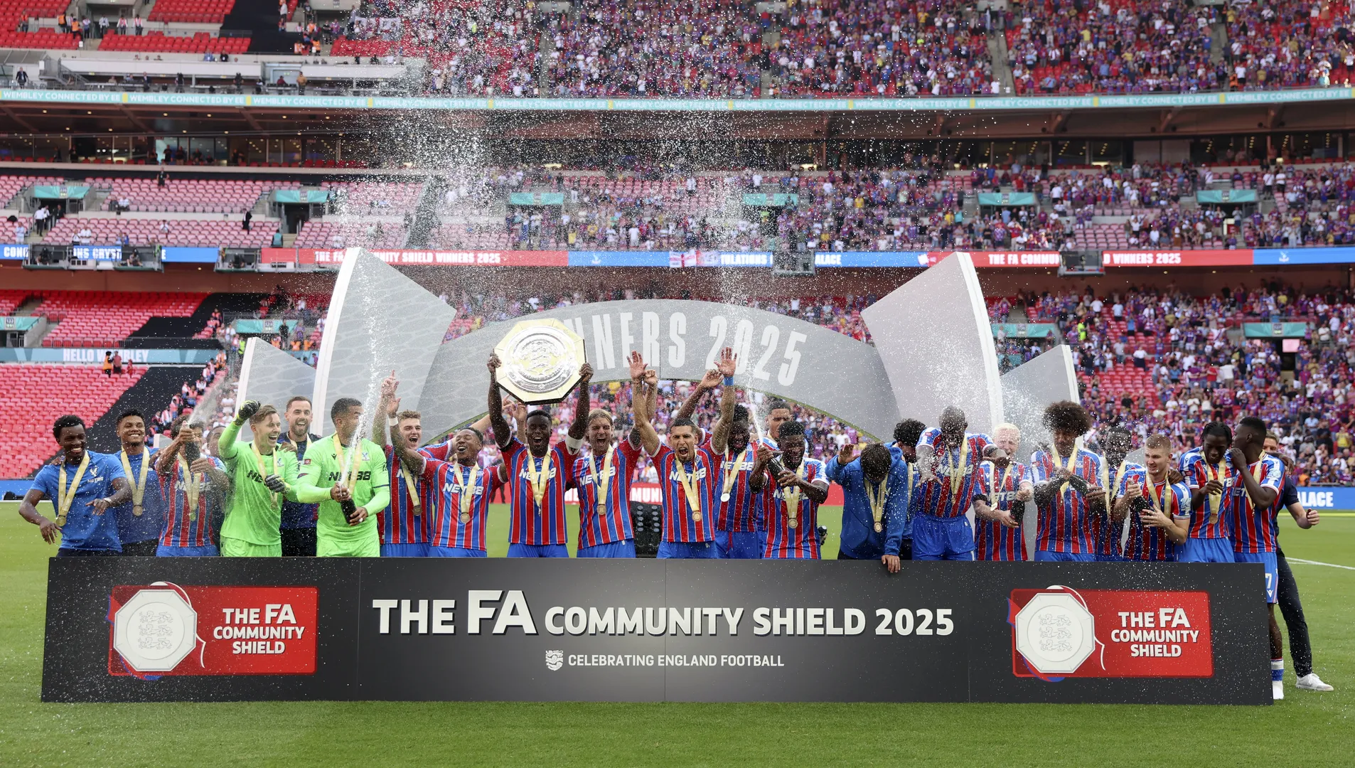 Crystal Palace, campe&atilde;o da Supercopa da Inglaterra (Foto: Imago)