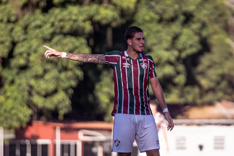 Agner com a camisa do Fluminense em jogo do sub-20 (Foto: Leonardo Brasil / Fluminense FC) 