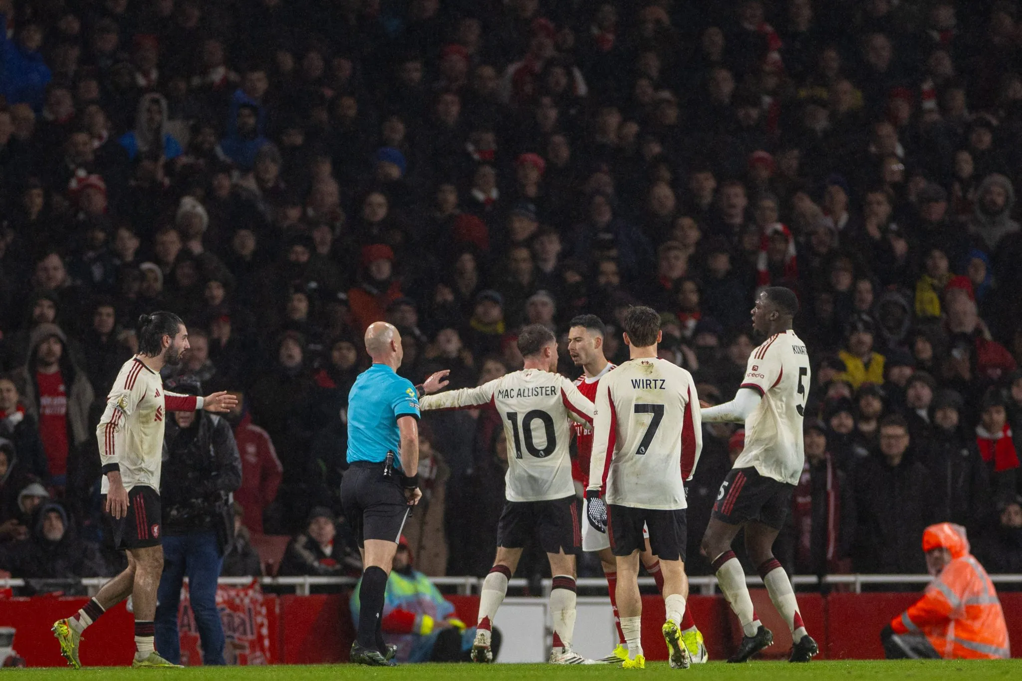 Jogadores do Liverpool reclamam com Martinelli ap&oacute;s empurr&atilde;o em Bradley