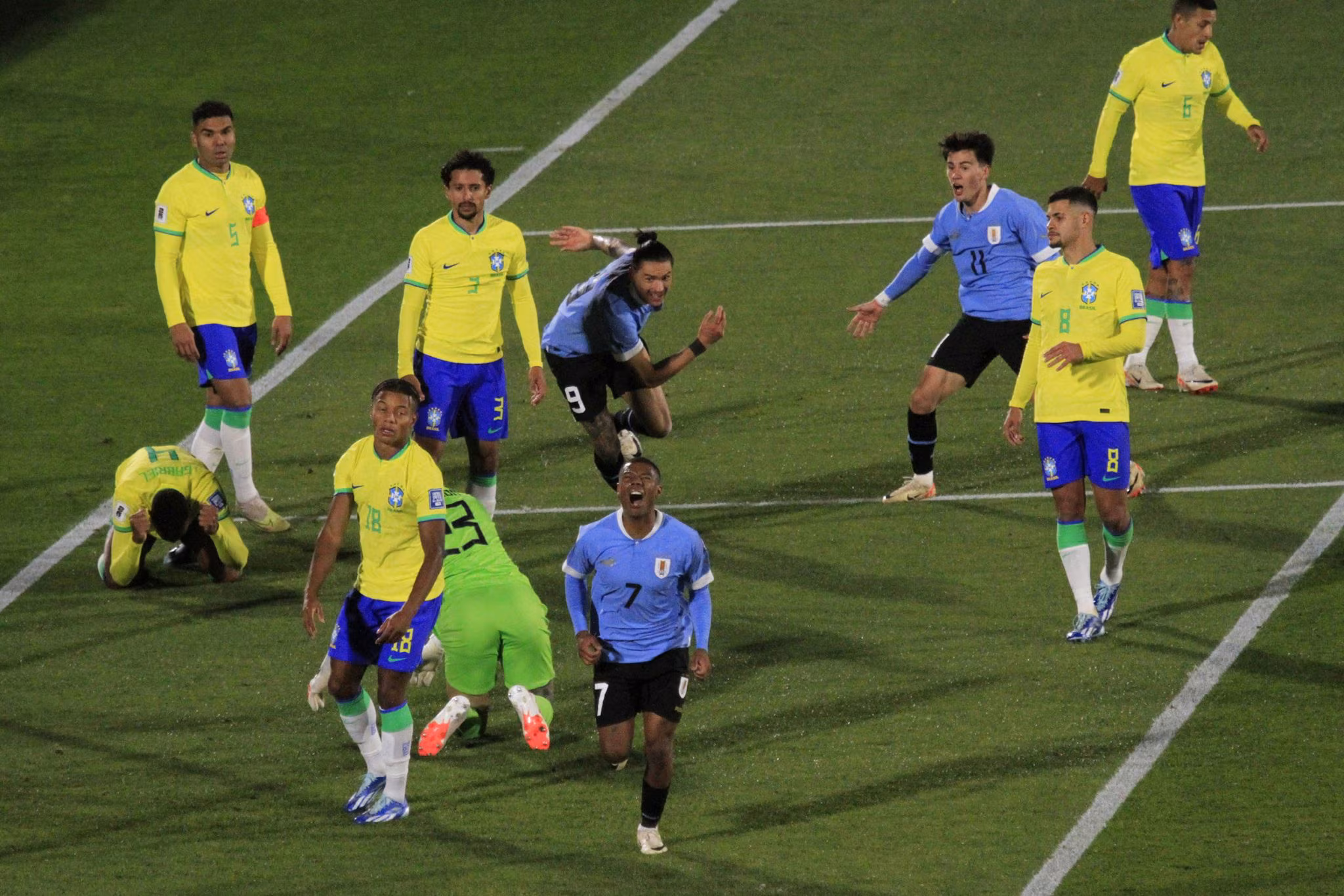 De la Cruz comemora gol pela sele&ccedil;&atilde;o uruguaia sobre o Brasil, em 2023