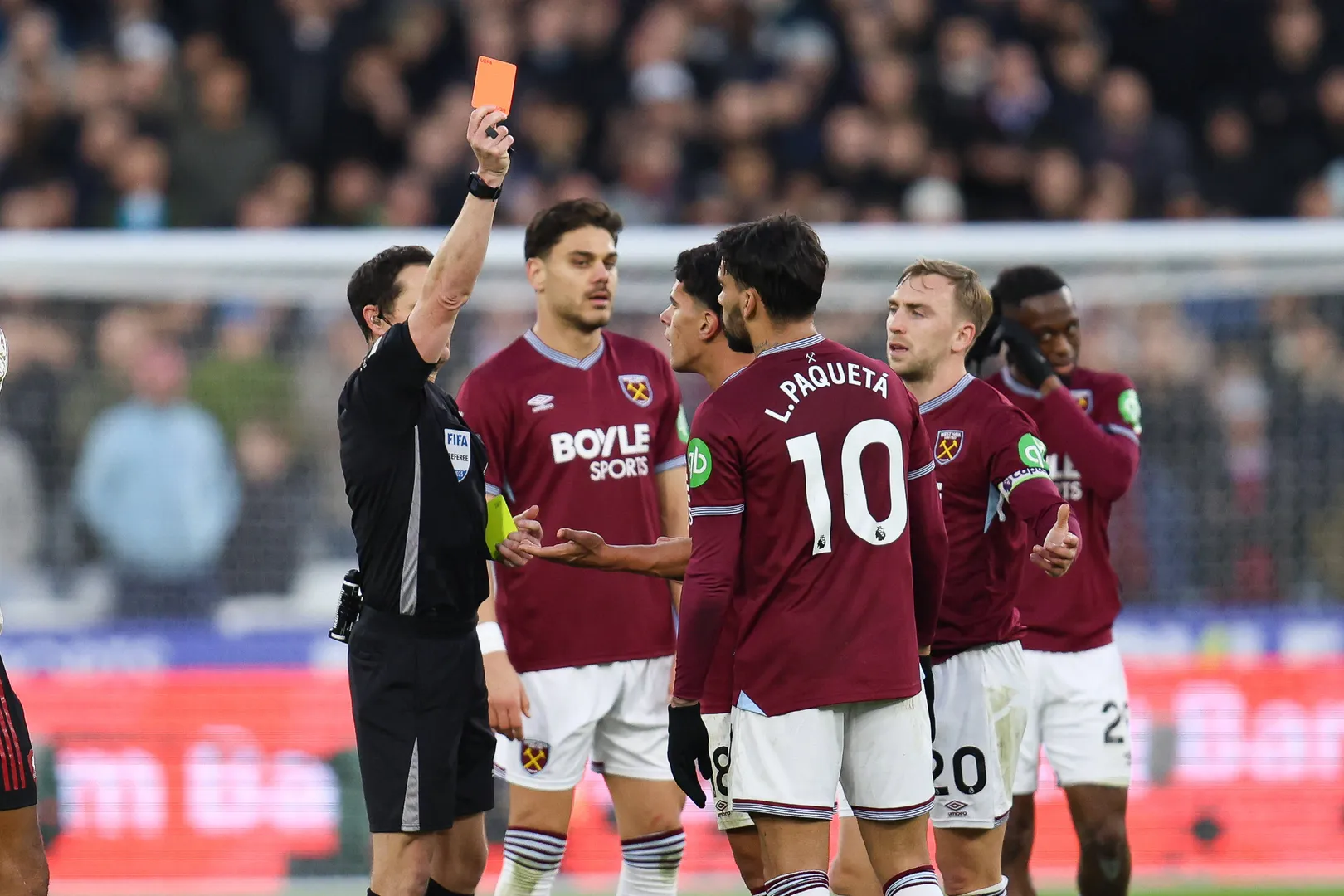 Lucas Paquet&aacute; foi expulso durante partida contra o Liverpool (Foto: IMAGO / Sports Press Photo)