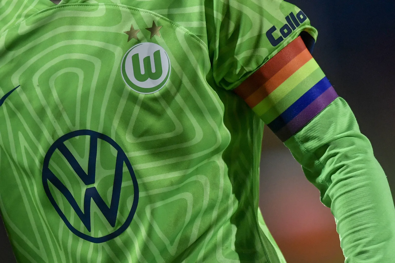 Foto: (Imago) - Bra&ccedil;adeira de capit&atilde;o do Wolfsburg nas cores do arco-&iacute;ris, como forma de apoio &agrave; comunidade LGBTQIAPN+
