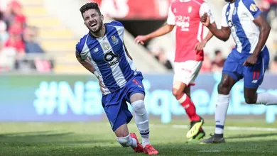 Alex Telles se lesiona cobrando p&ecirc;nalti em vit&oacute;ria de virada do Porto sobre o Braga