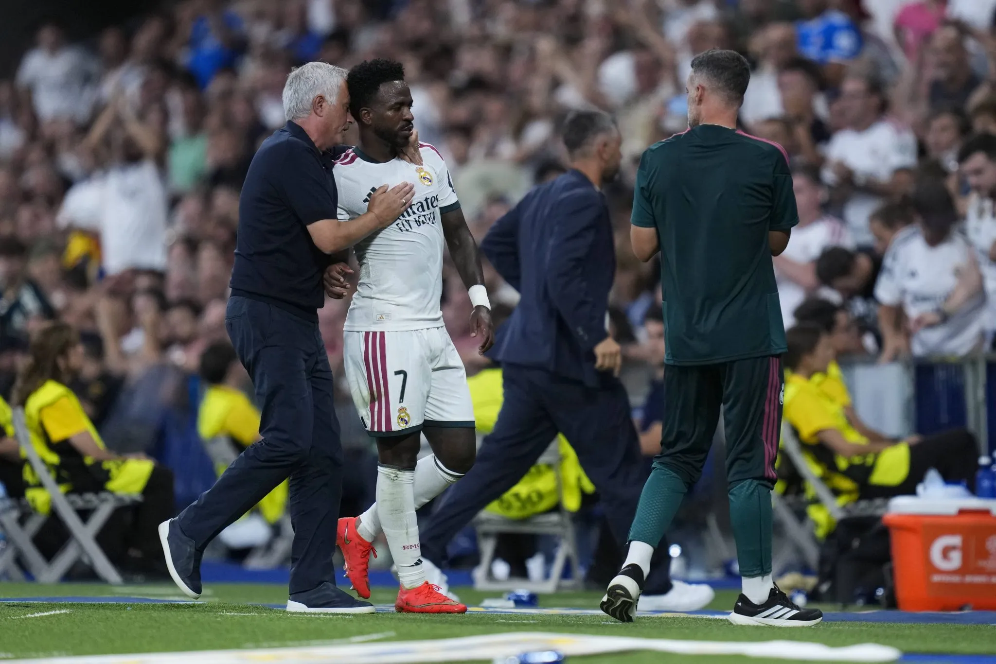 Mourinho consola Vin&iacute;cius Junior na sa&iacute;da de campo do brasileiro