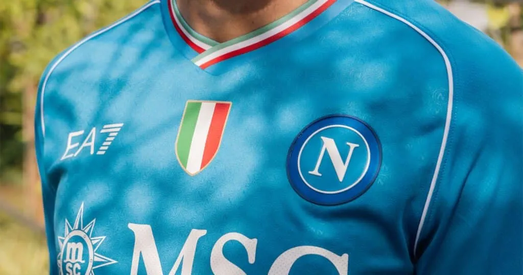 O Napoli celebra o Scudetto com as cores da It&aacute;lia nos detalhes de sua nova camisa