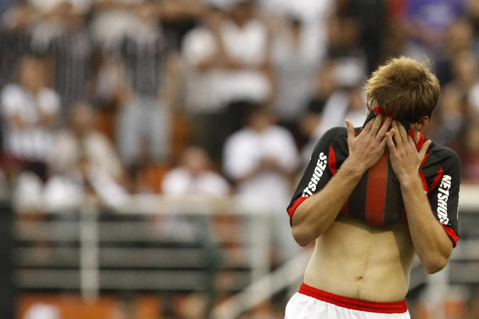 Her&aacute;cles leva camisa ao rosto durante jogo do Athletico-PR