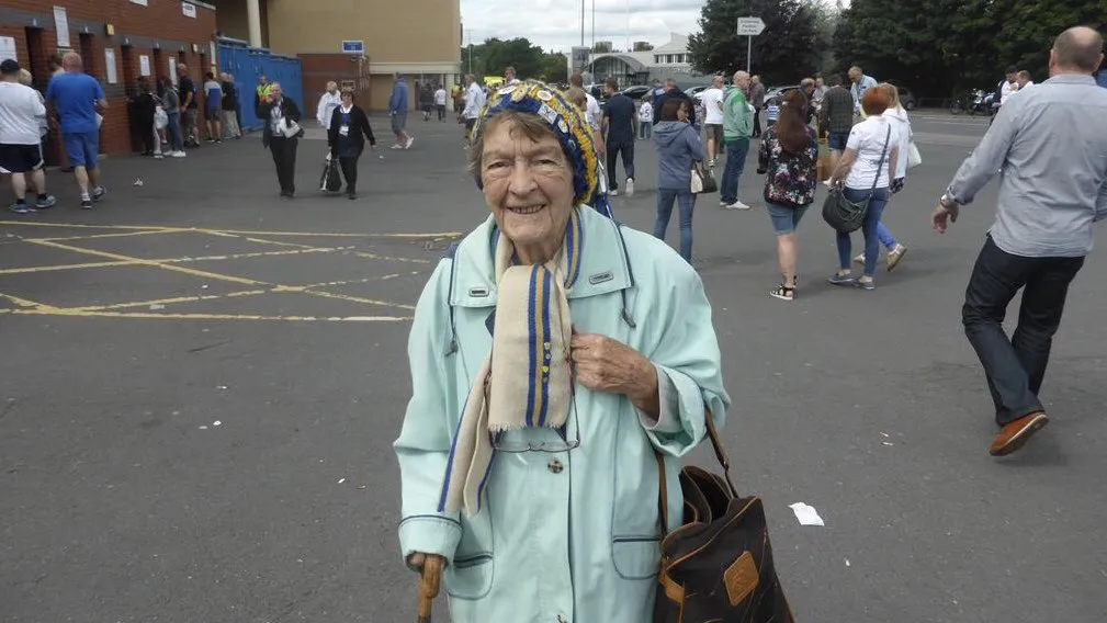 O Leeds ofereceu um tocante adeus &agrave; torcedora que comprou seu carn&ecirc; de temporada por 64 anos
