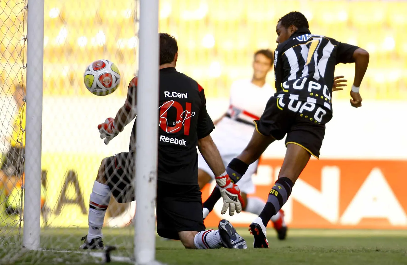 Robinho marca de letra em cl&aacute;ssico contra o S&atilde;o Paulo em 2010 (Foto: WANDER ROBERTO/Gazeta Press)