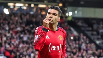 Com Igor Thiago abaixo, Casemiro se consolida como fator surpresa do Manchester United