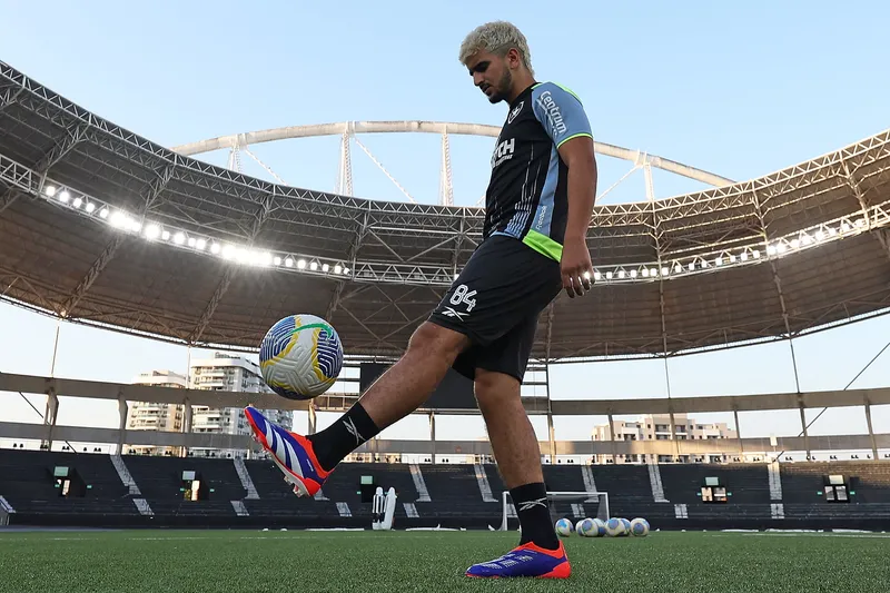 Arouch em treino do Botafogo no Nilton Santos