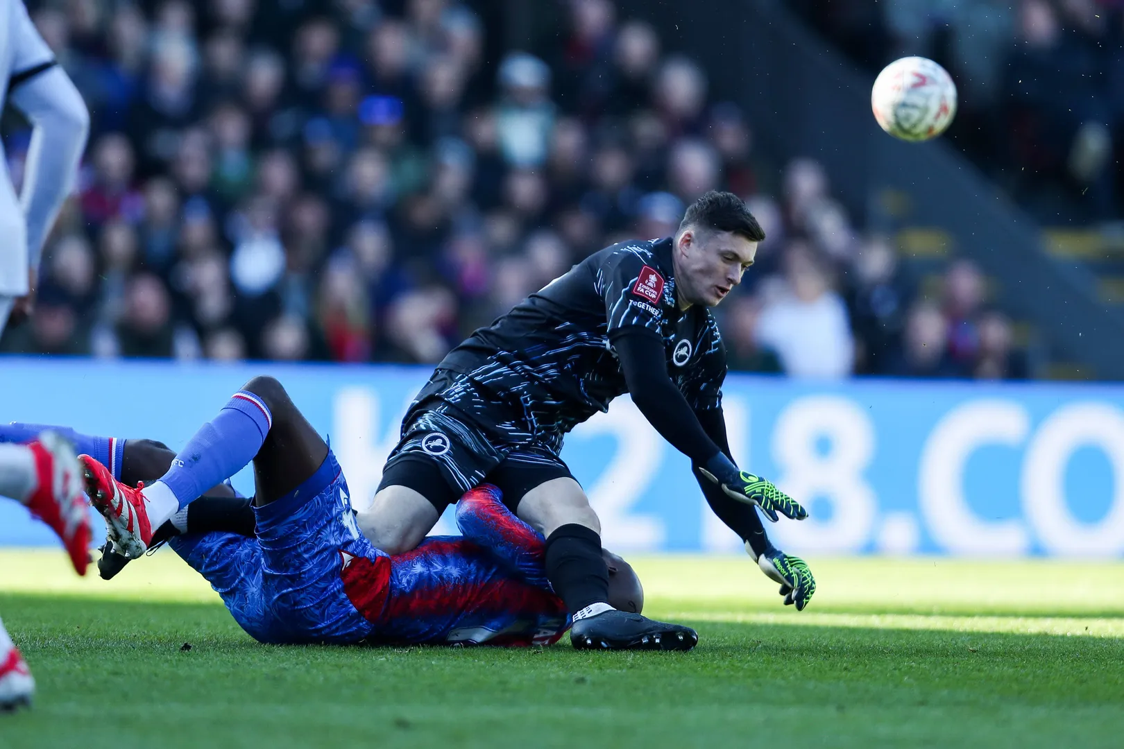Liam Roberts, do Milwall, cai por cima de Jean-Philippe Mateta, do Crystal Palace, ap&oacute;s forte dividida