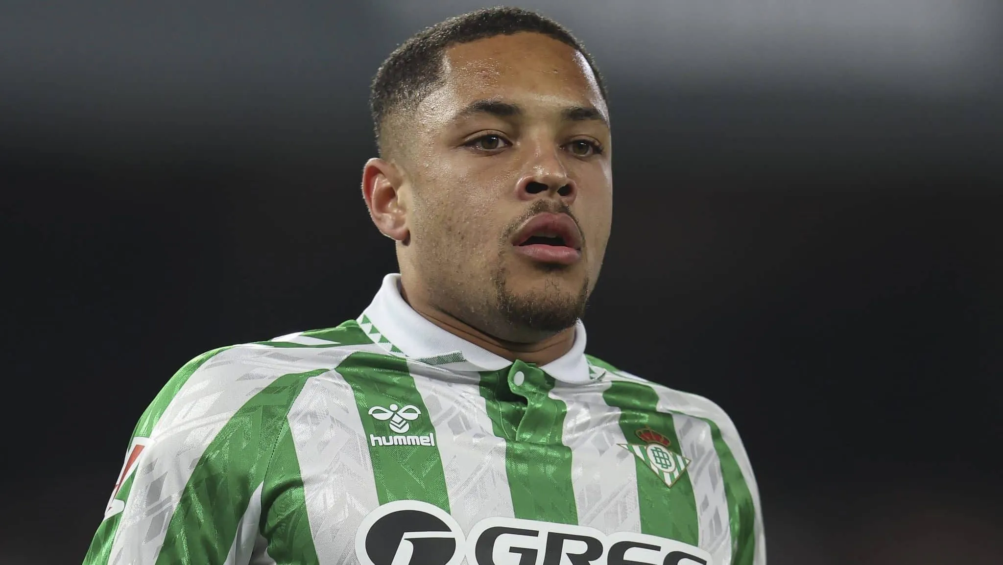 Vitor Roque desaparece antes de viagem do Betis e causa tens&atilde;o extracampo