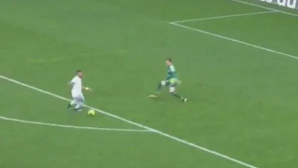 Com direito a chute no v&aacute;cuo, Payet deu drible desconcertante no goleiro antes de marcar