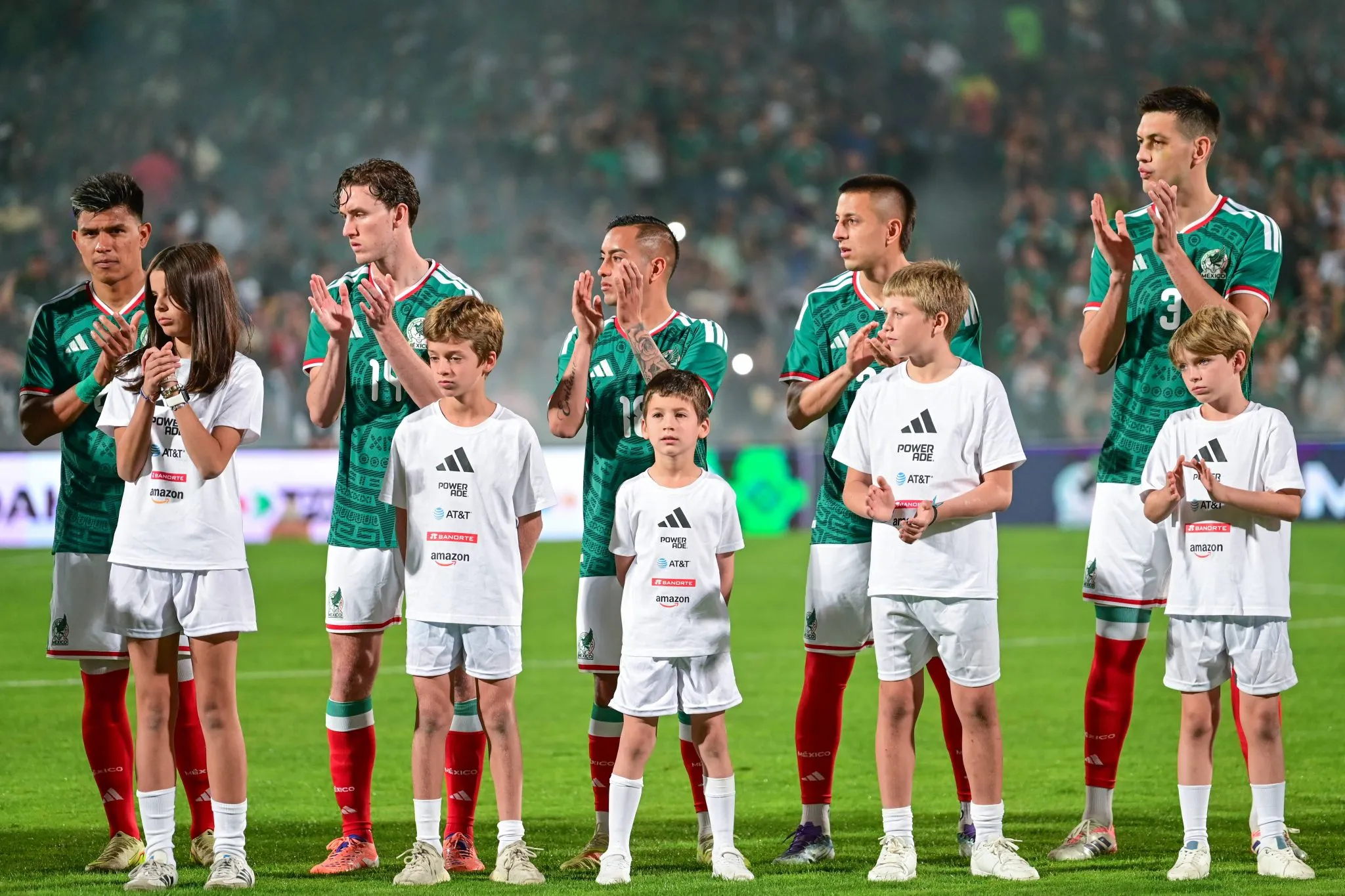 Jogadores do M&eacute;xico perfilados antes de amistoso com o Uruguai