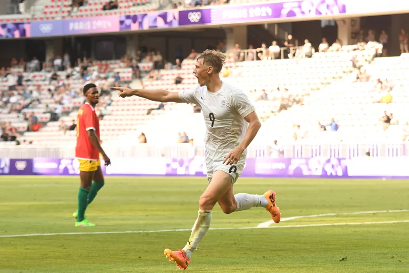 Ben Waine comemora o segundo gol da Nova Zel&acirc;ndia diante de Guin&eacute;