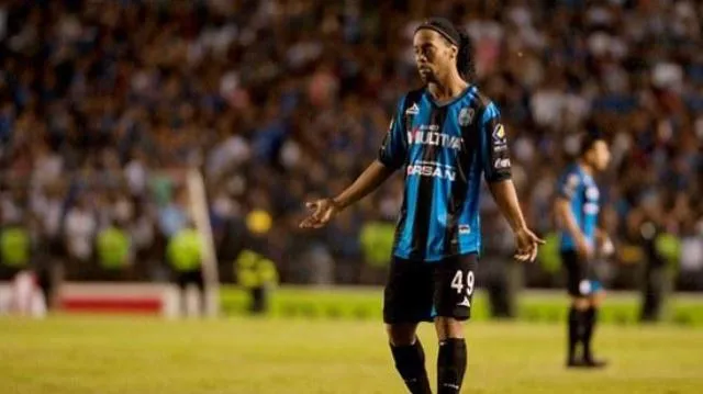 [V&iacute;deo] Ronaldinho continua sabendo como distribuir rolinhos e fez mais um no M&eacute;xico