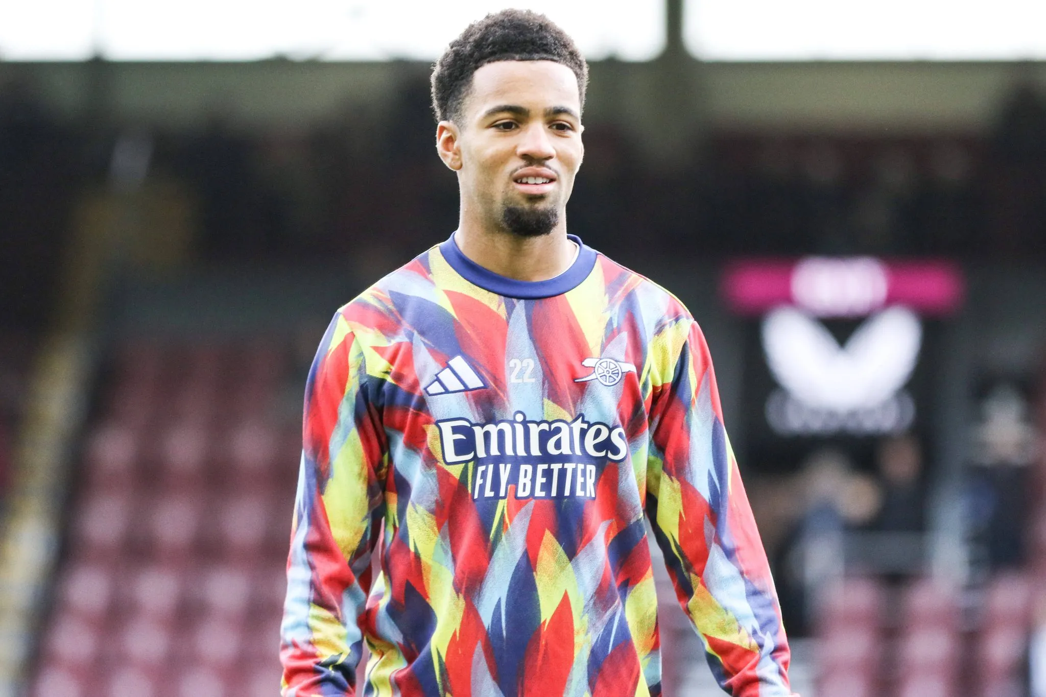 Nwaneri em aquecimento antes de jogo do Arsenal