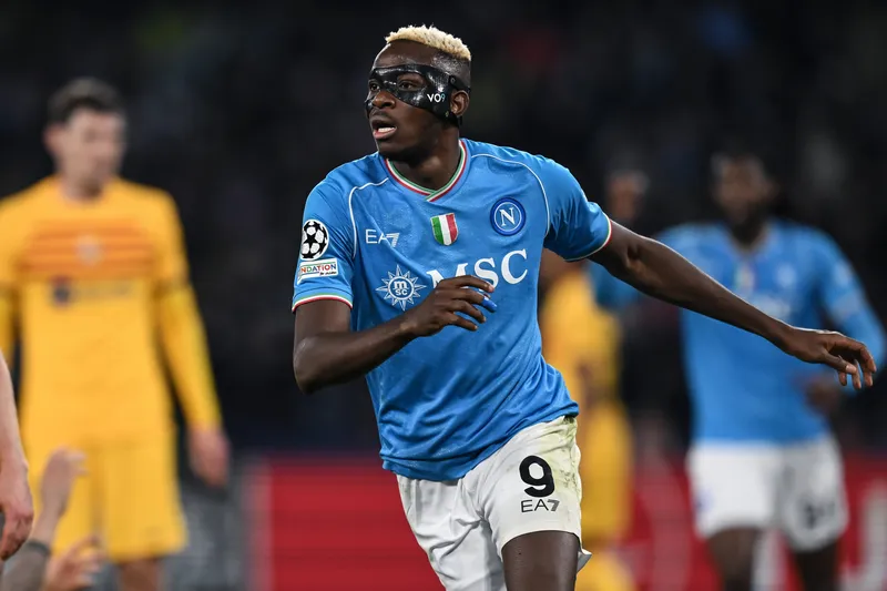 Osimhen, de m&aacute;scara, em a&ccedil;&atilde;o pelo Napoli 