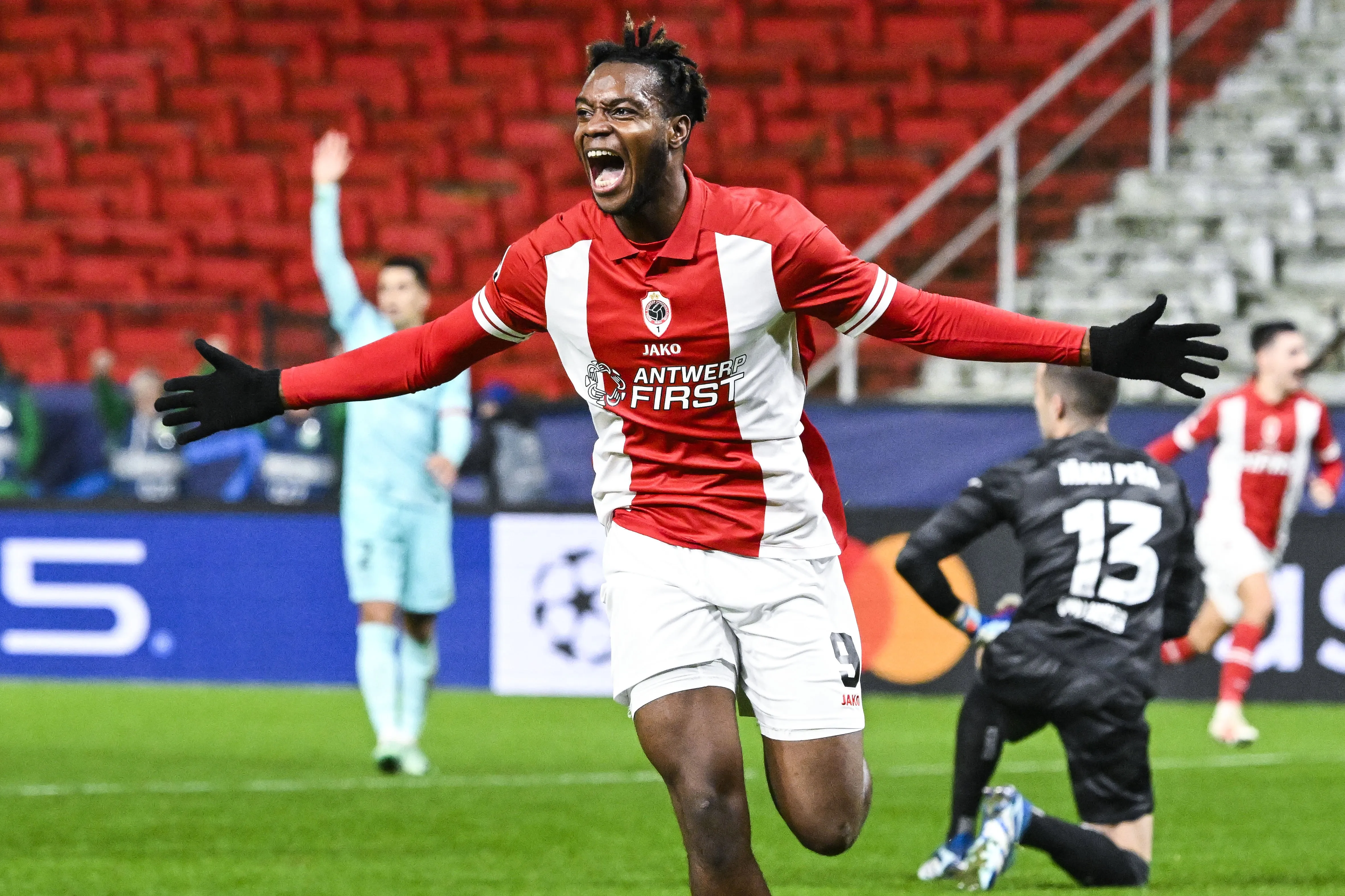 Royal Antwerp faz Barcelona de &lsquo;bobo&rsquo; no contra-ataque e cai de p&eacute; na Champions League