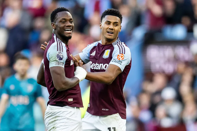 Jhon Dur&aacute;n divide titularidade com Ollie Wattkins no Aston Villa, mas gostaria de ter mais minutos na Premier League. Liverpool pode ser sa&iacute;da interessante ao atacante de 21 anos