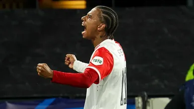 O Celtic desabou com as expuls&otilde;es e abriu alas para uma boa estreia do Feyenoord