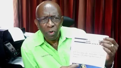 Jack Warner usa not&iacute;cia de site de humor para se defender em um v&iacute;deo maravilhoso (de ruim)