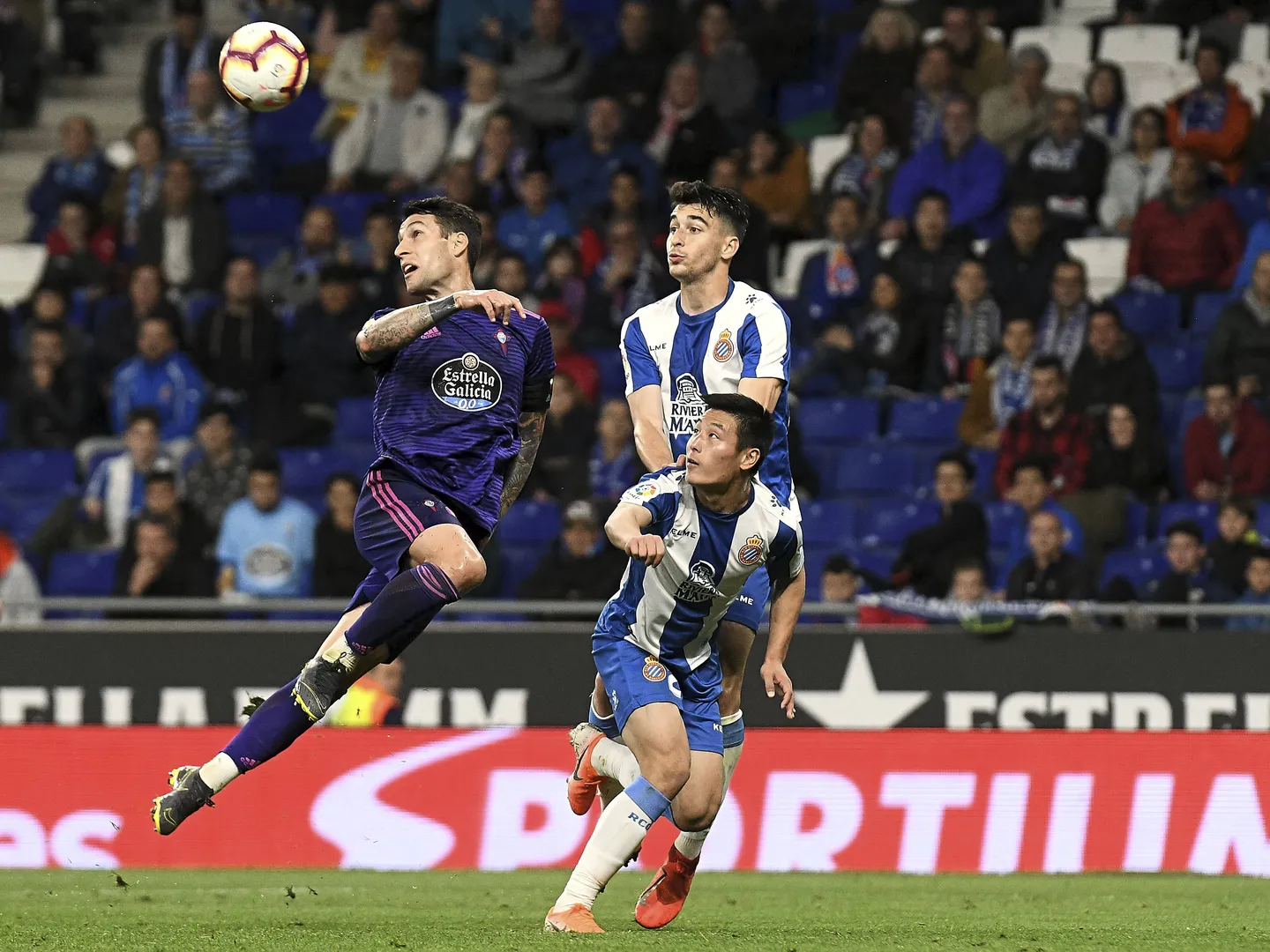Foto: (Imago) - Hugo Mallo durante a partida entre Espanyol x Celta de Vigo, em abril de 2019