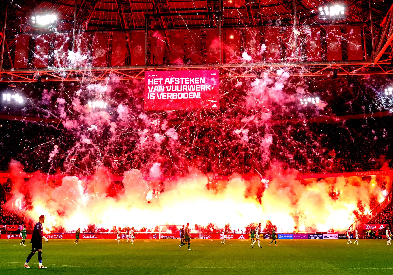 Fogos de artif&iacute;cio de torcedores do Ajax impediram a realiza&ccedil;&atilde;o do jogo no domingo