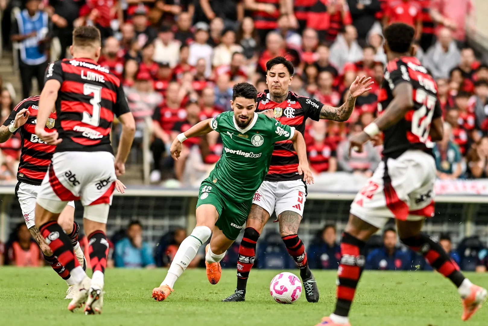Disputa de bola entre Pulgar e Flaco L&oacute;pez 