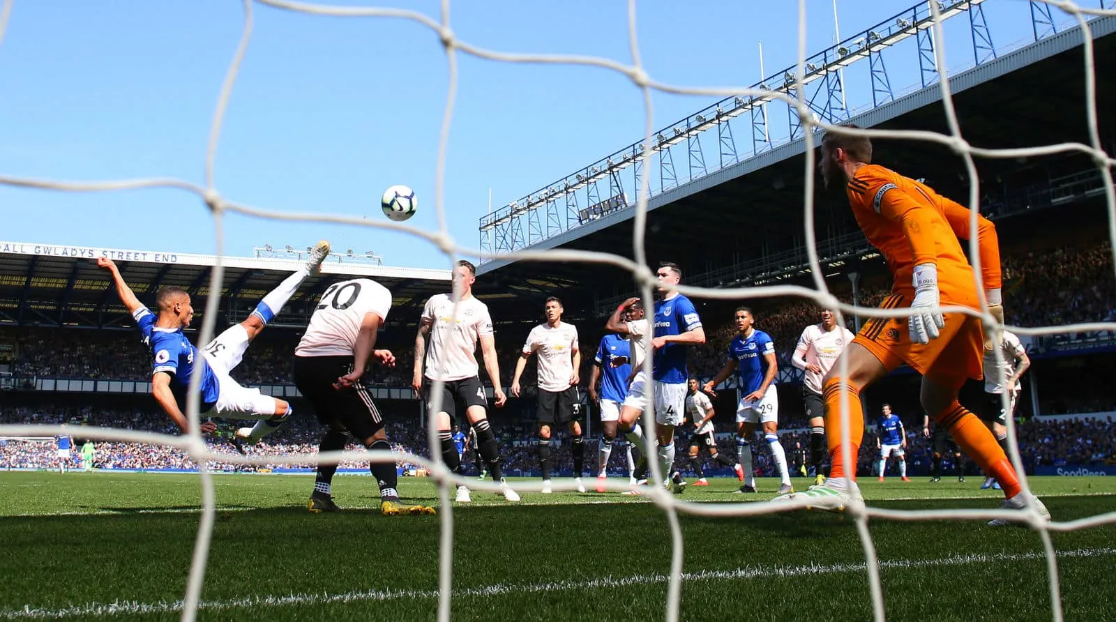 Colecionando pinturas, o Everton imp&ocirc;s uma humilha&ccedil;&atilde;o ao impotente Manchester United: vorazes 4&times;0