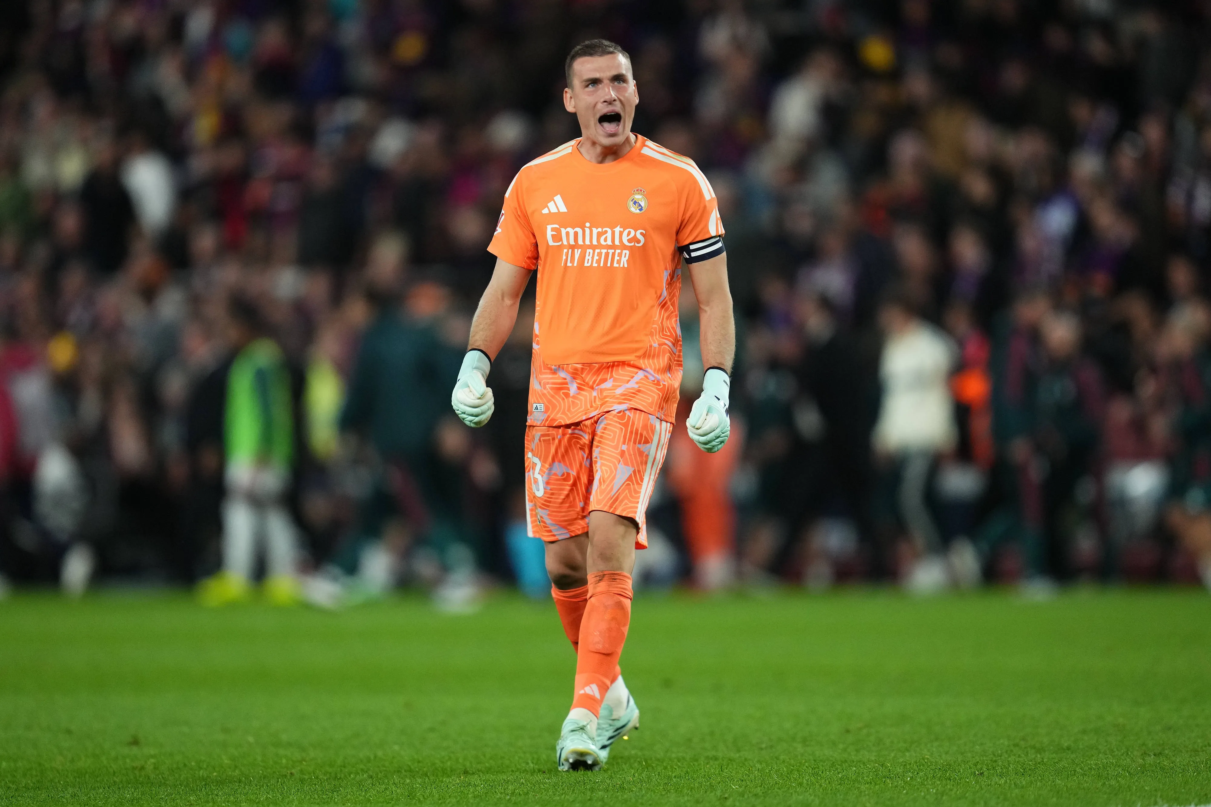 Lunin celebra vit&oacute;ria do Real Madrid no Camp Nou