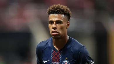 Grave les&atilde;o marca classifica&ccedil;&atilde;o do PSG sobre o Bayern enquanto Dou&eacute; prova que gosta de decidir