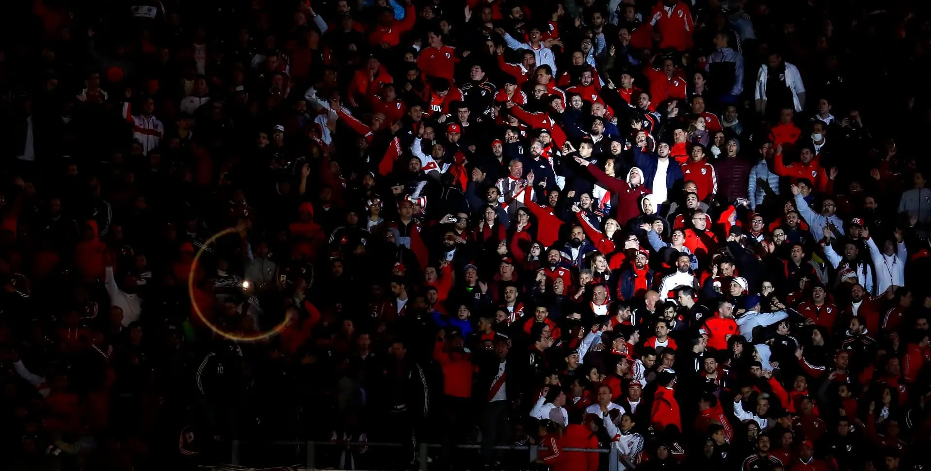O Monumental ficou em chamas no recebimento aos times para a semifinal da Libertadores
