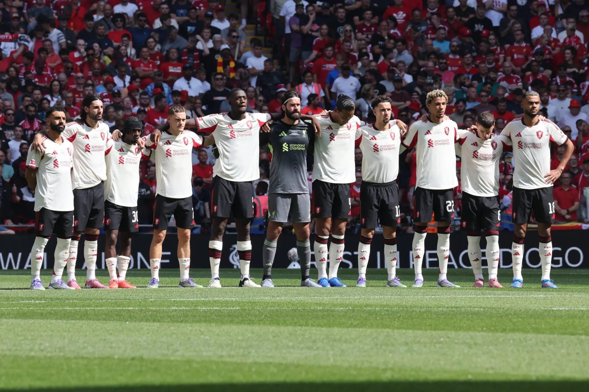 Elenco do Liverpool presta homenagem a Diogo Jota (Foto: IMAGO / NurPhoto)