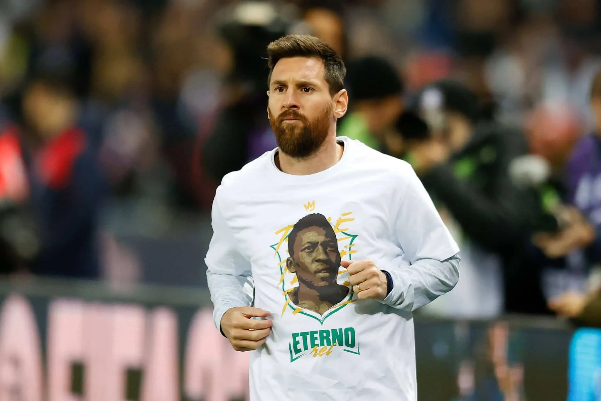 Messi com camiseta em homenagem a Pel&eacute;