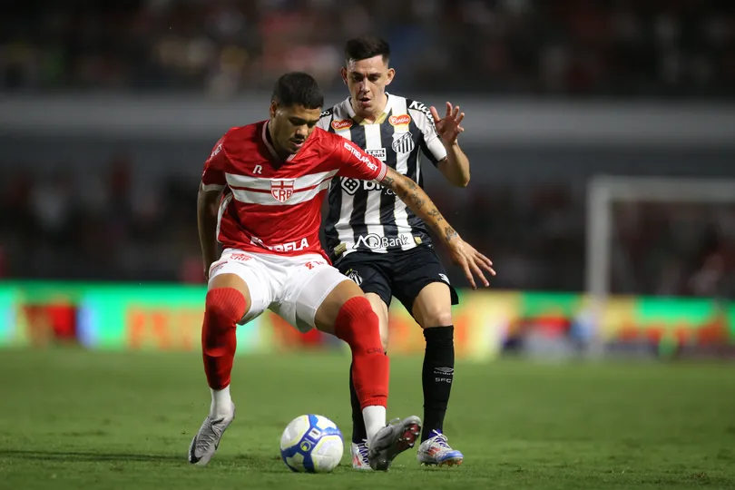 Disputa de bola em CRB x Santos