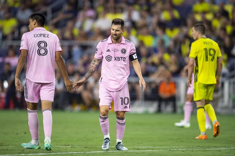 Messi e Diego G&oacute;mez se cumprimentam durante jogo do Inter Miami