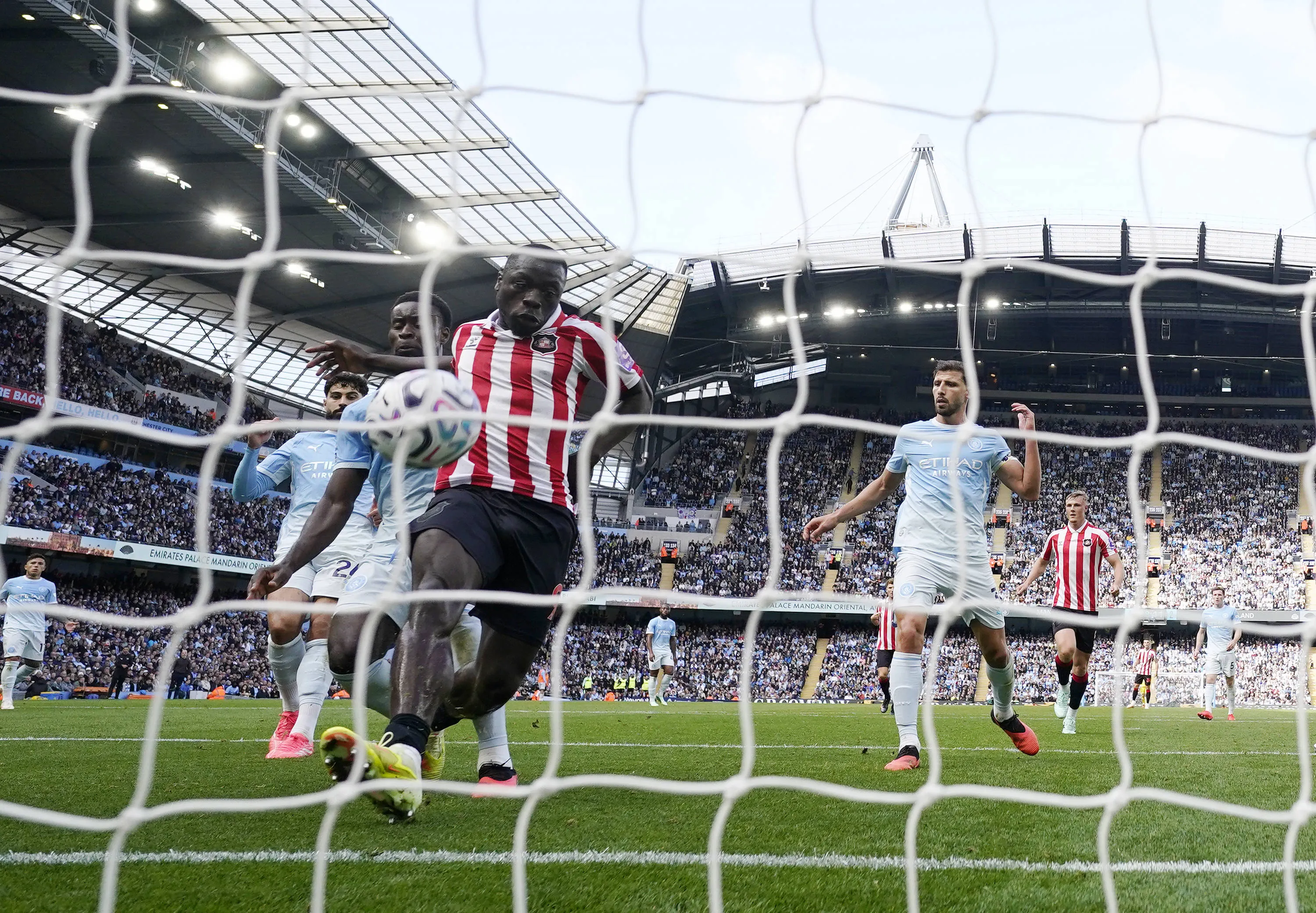 Brobbey marcou três vezes na derrota diante do Manchester City 
