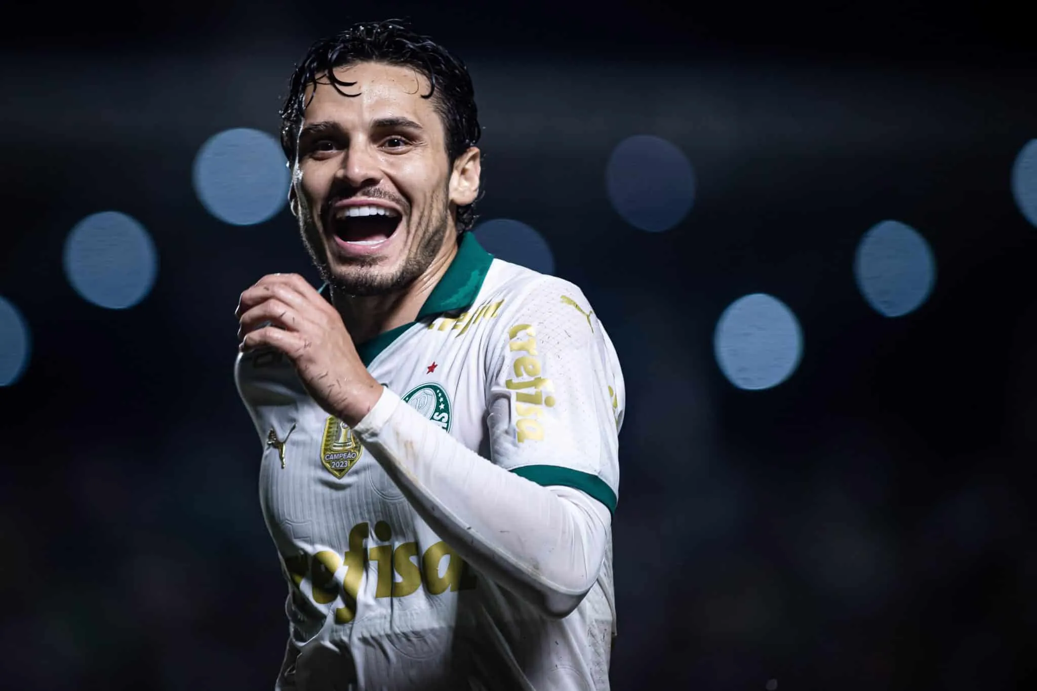 Palmeiras assusta e sua frio, mas assume ponta e v&ecirc; tricampeonato de perto