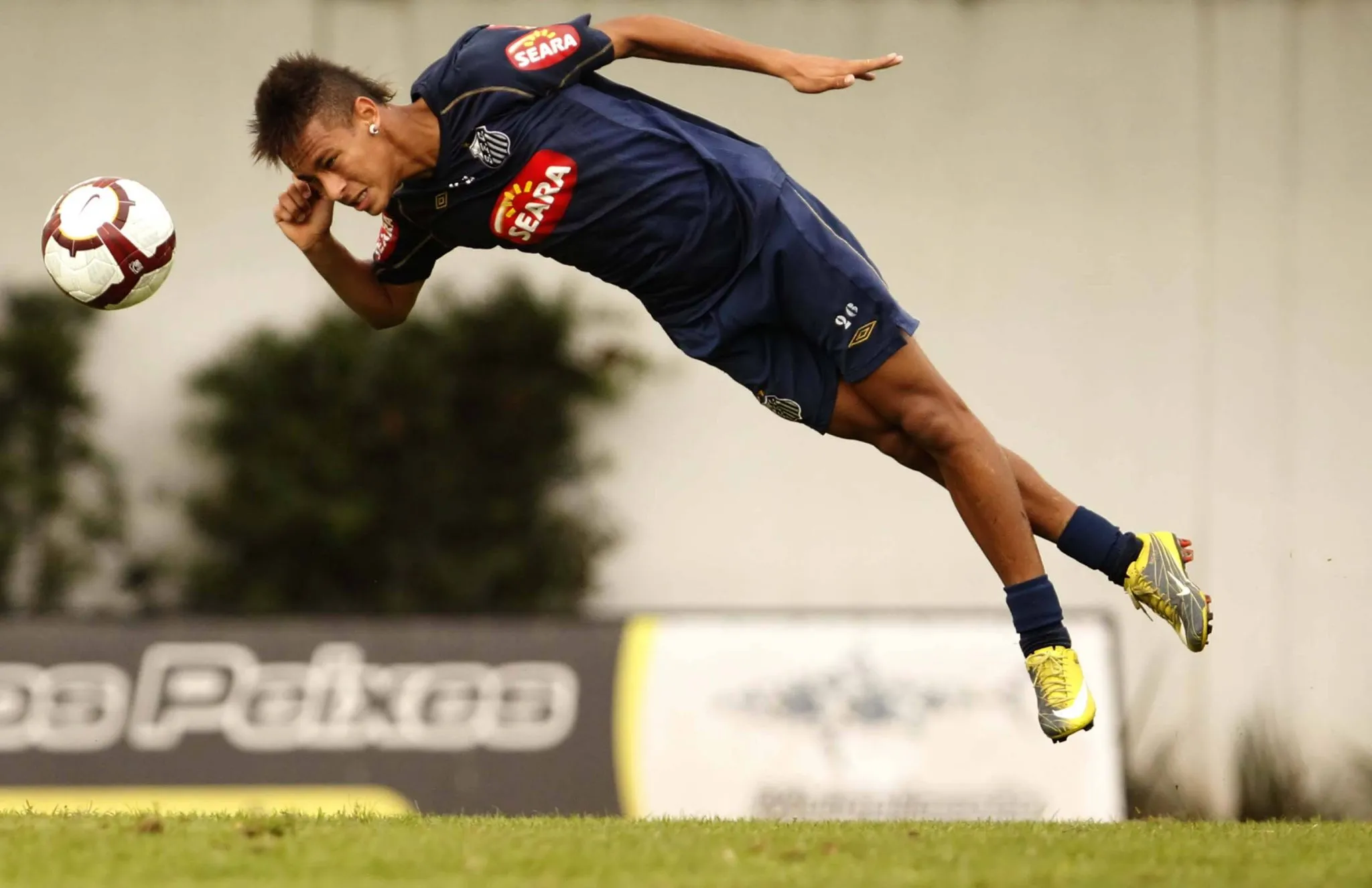 Neymar durante treinamento do Santos em 2010