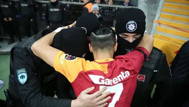 Em apoio &agrave;s v&iacute;timas do atentado na Turquia, atacante comemora gol abra&ccedil;ando policiais
