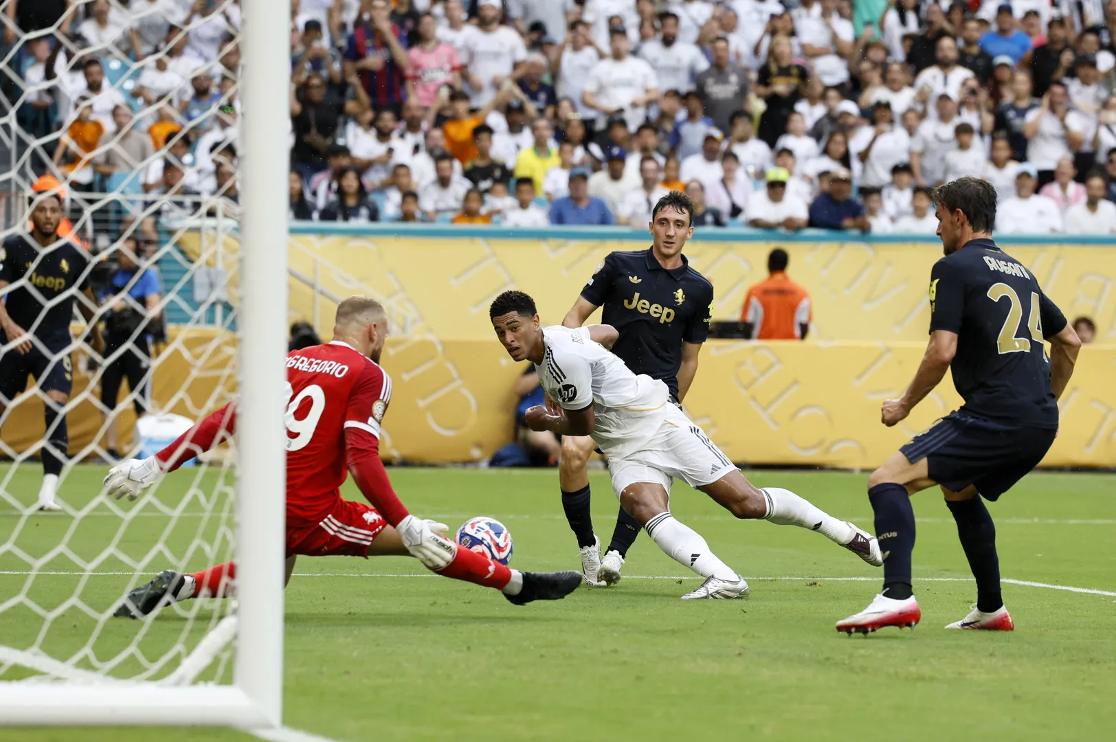 Di Gregorio, da Juventus, defende chute de Jude Bellingham, do Real Madrid, em jogo do Mundial de Clubes