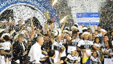 Liderado por Roque Santa Cruz, o Olimpia ratifica o ano dominante tamb&eacute;m com o t&iacute;tulo do Clausura