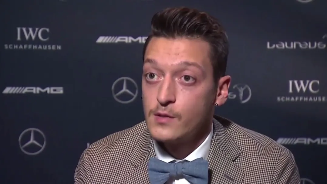 Caridade com crian&ccedil;as brasileiras valeu um pr&ecirc;mio importante para &Ouml;zil