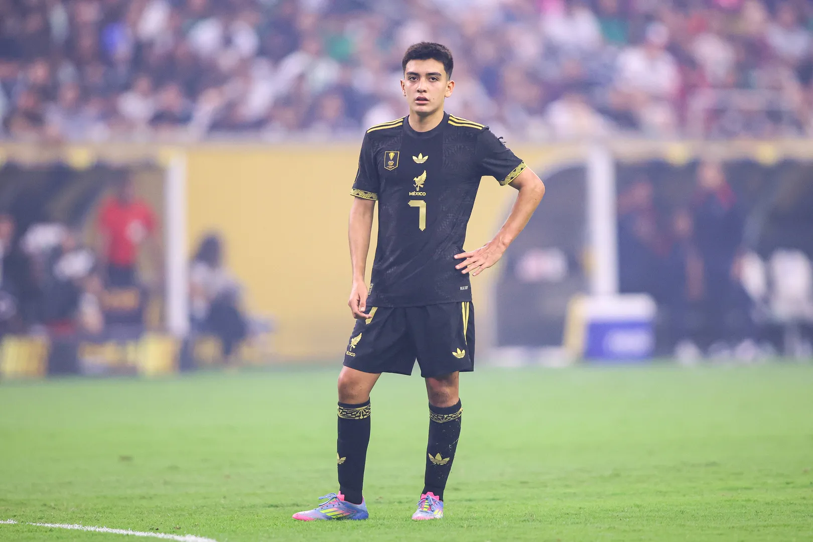 Gilberto Mora em a&ccedil;&atilde;o pelo M&eacute;xico na Copa Ouro