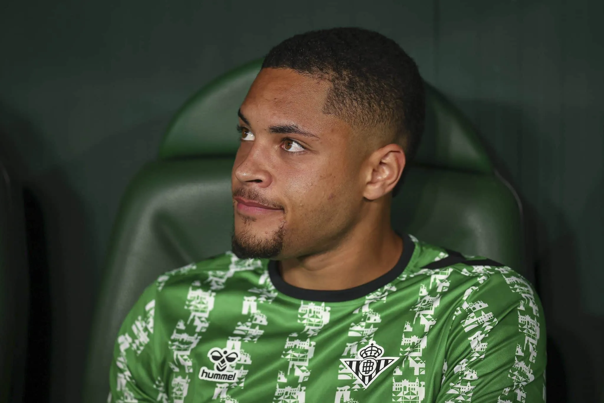 Na volta de Vitor Roque ap&oacute;s les&atilde;o, argentino rouba a cena no Betis